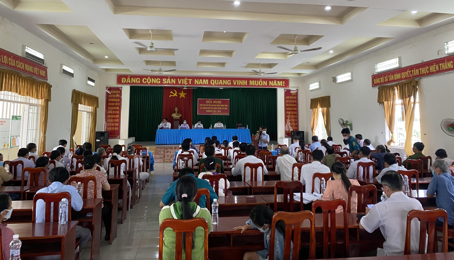 Quang cảnh đại biểu HĐND tỉnh, Thành phố tiếp xúc cử tri xã Tân Bình thành phố Tây Ninh trước kỳ họp hai cấp