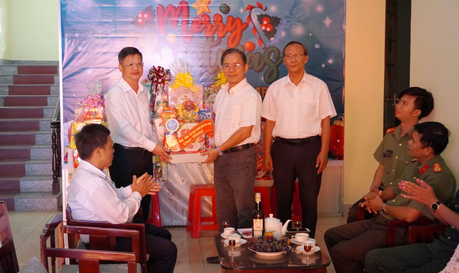 Bí thư Thành uỷ Lê Minh Thế (bìa trái) trao tặng phần quà chúc mừng Giáng sinh tại giáo xứ Tây Ninh