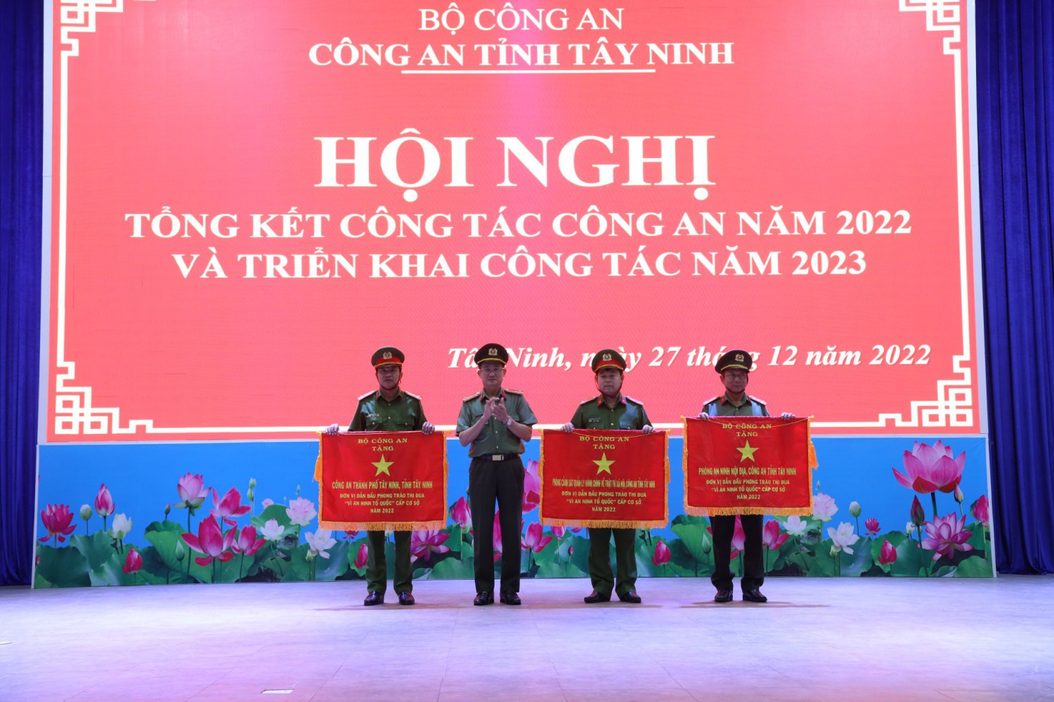 Công an thành phố Tây Ninh nhận cờ thi đua tại hội nghị tổng kết năm