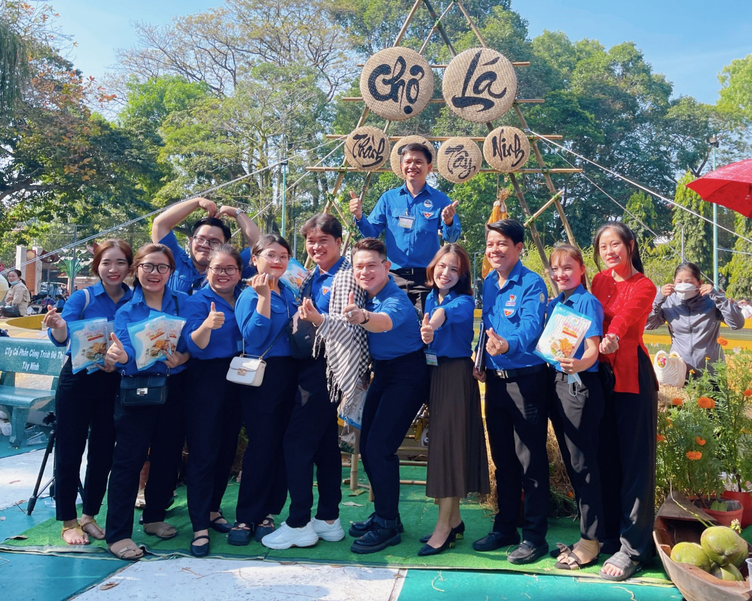 Đoàn viên thanh niên thành phố Tây Ninh hỗ trợ chợ lá