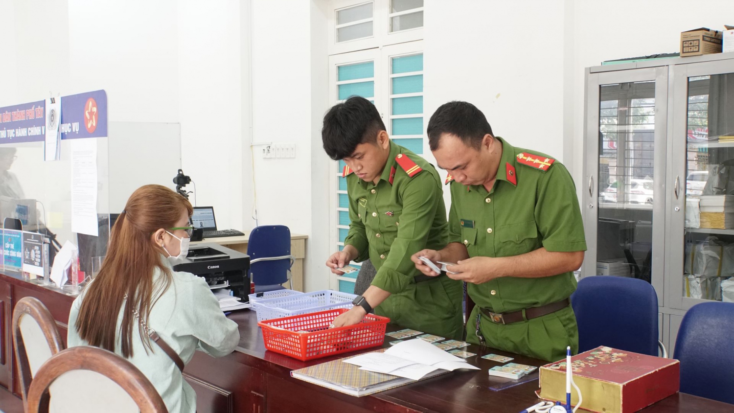 Công an thành phố Tây Ninh trả căn cước công dân gắn chip cho người dân