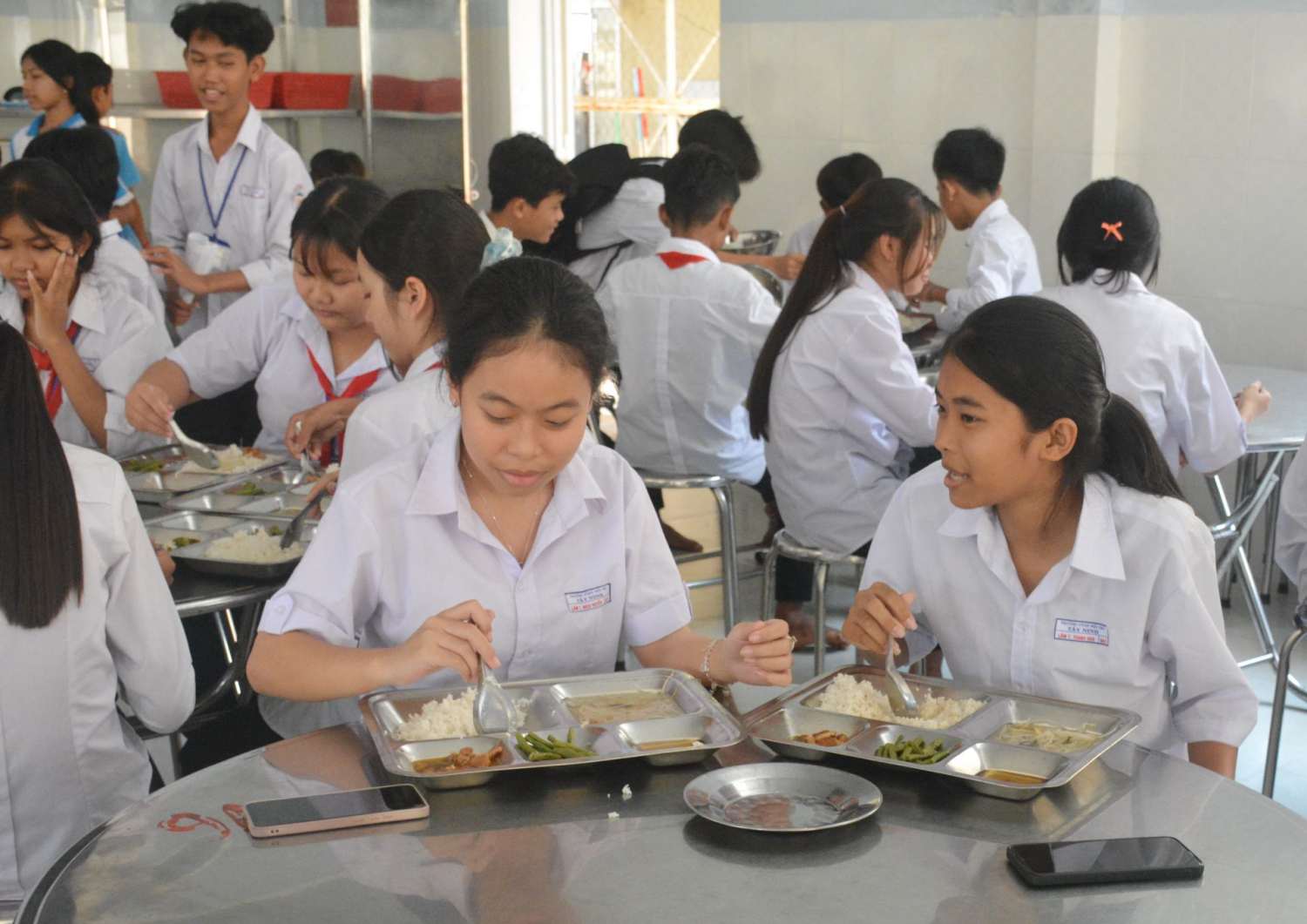 Học sinh Trường phổ thông Dân tộc nội trú tỉnh Tây Ninh trong giờ ăn trưa