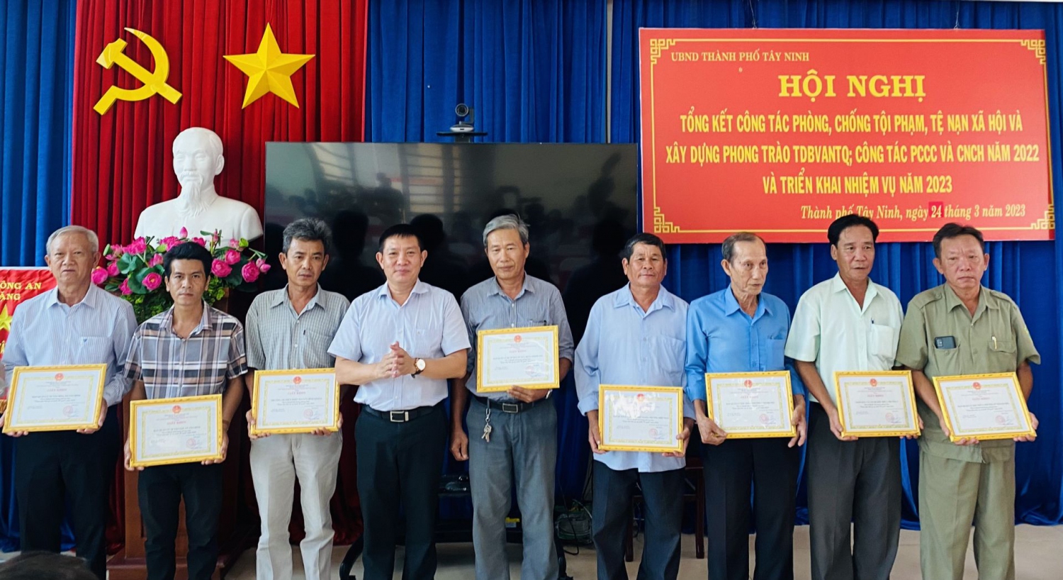 Ông Phạm Trung Chánh – Chủ tịch UBND thành phố khen thưởng cho các tập thể có thành tích trong phong trào “Toàn dân bảo vệ an ninh Tổ quốc” năm 2022