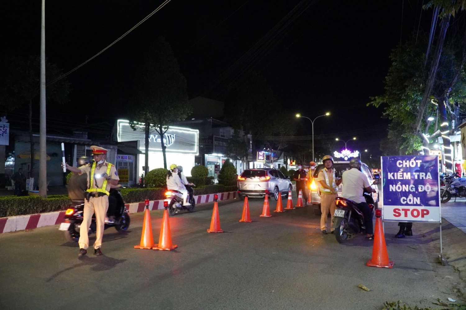Công an Thành phố Tây Ninh lập chốt kiểm tra nồng độ cồn trên đường Cách Mạng Tháng 8 vào đêm ngày 9.3.2023