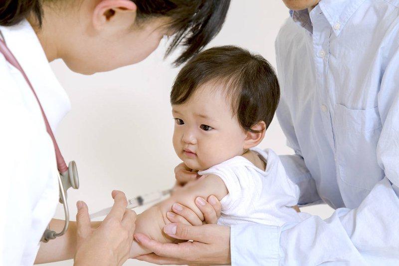 Cha mẹ cần cho trẻ tiêm vaccine để phòng các bệnh về đường hô hấp. Ảnh minh hoạ.