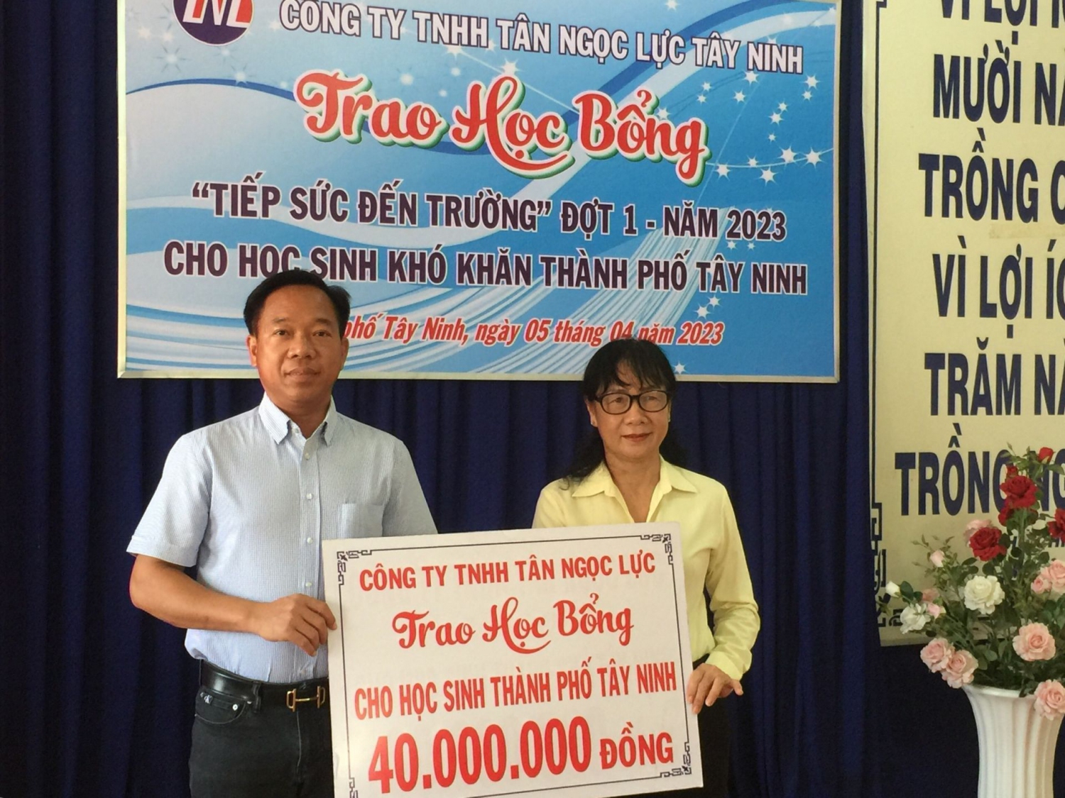 Ông Võ Văn Lực- Giám đốc Công ty TNHH Tân Ngọc Lực trao biểu trưng tài trợ học bổng cho Hội Khuyến học thành phố