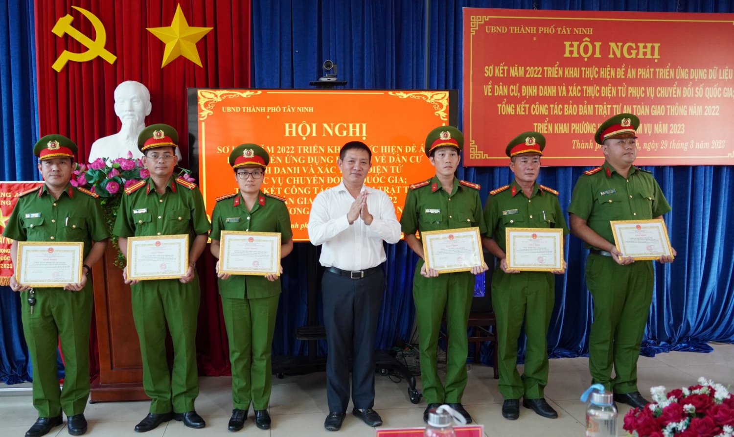 Ông Phạm Trung Chánh- Chủ tịch UBND Thành phố trao giấy khen cho các tập thể có thành tích trong thực hiện Đề án 06