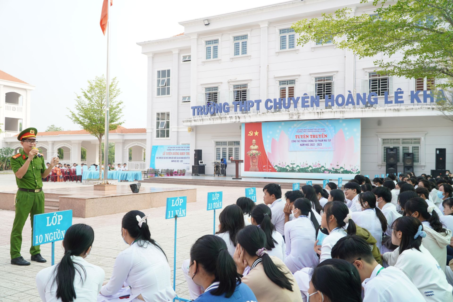 Cán bộ Đội cảnh sát điều tra tội phạm về ma tuý Công an thành phố Tây Ninh tuyên truyền về phòng chống ma tuý cho học sinh nhà trường