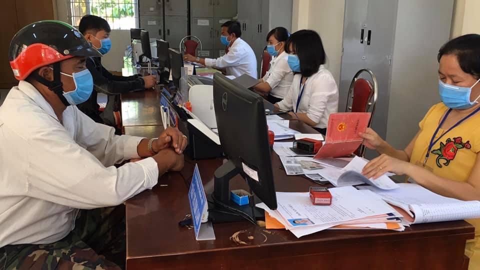 Người dân đến làm thủ tục hành chính tại Bộ phận Một cửa xã Thạnh Tân, thành phố Tây Ninh
