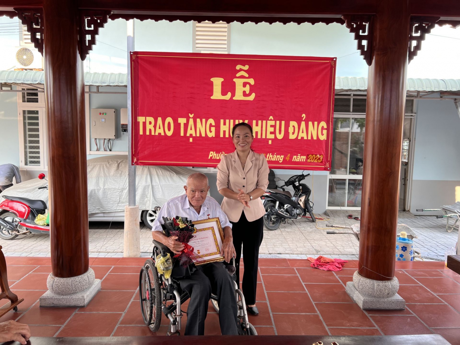 Bà Nguyễn Thị Hồng Loan- Phó Bí thư Thường trực Thành uỷ trao Huy hiệu Đảng cho đảng viên Nguyễn Văn Thuật