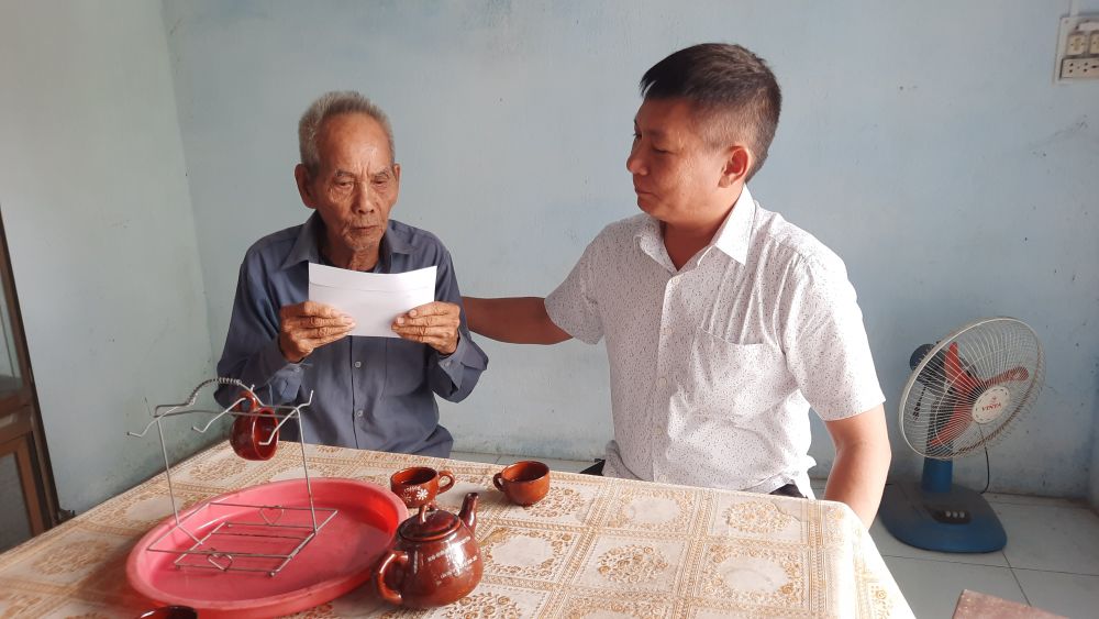 Ông Phạm Trung Chánh- Chủ tịch UBND Thành phố thăm ông Nguyễn Văn Đào