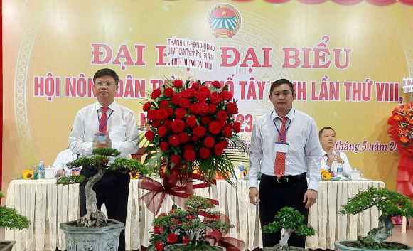 Ông Lê Minh Thế- Bí thư Thành uỷ tặng hoa chúc mừng Đại hội