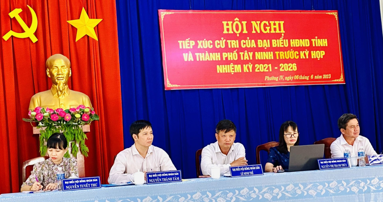 Ông Nguyễn Thành Tâm - Bí thư Tỉnh ủy, Chủ tịch HĐND tỉnh cùng các đại biểu HĐND tỉnh, thành phố tiếp xúc cử tri Phường IV.