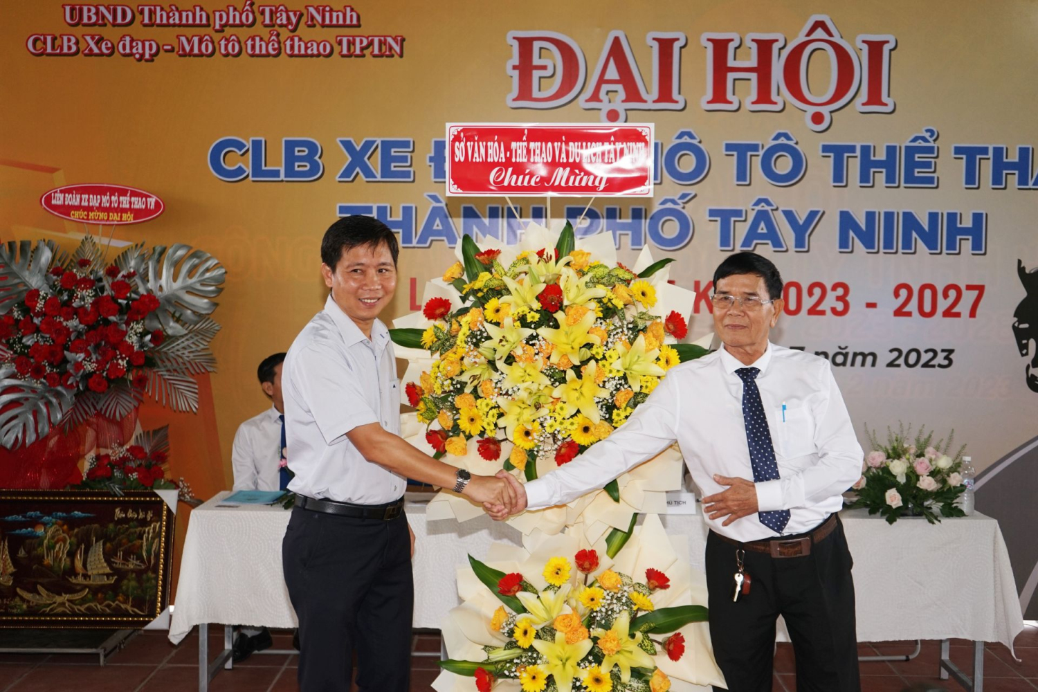Ông Lê Quang Chánh tặng lẵng hoa chúc mừng Đại hội