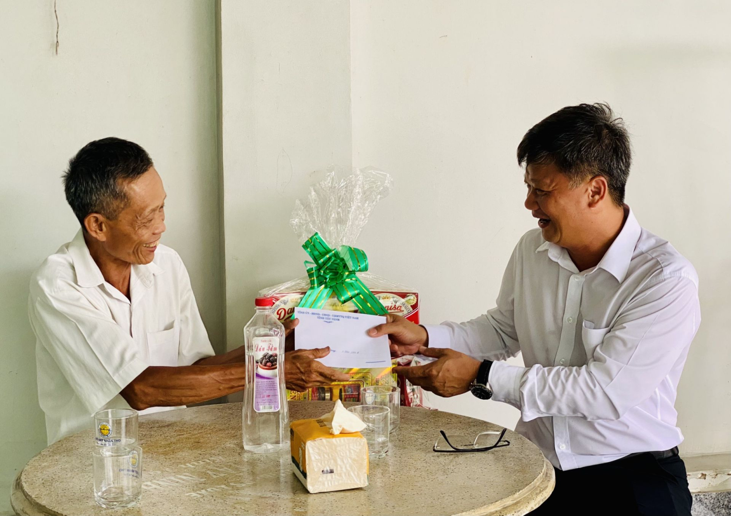 Ông Lê Minh Thế – Ủy viên Ban Thường vụ Tỉnh ủy, Bí thư Thành ủy Tây Ninh thăm gia đình ông Nguyễn Văn Mừng