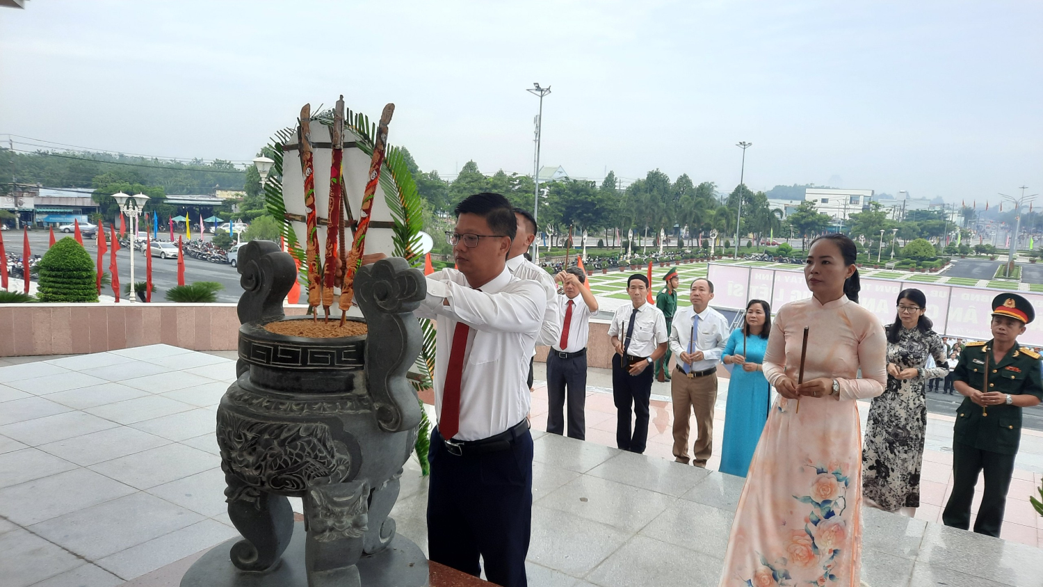 Bí thư Thành ủy - Lê Minh Thế thắp hương Đài tưởng niệm các Anh hùng liệt sĩ tỉnh Tây Ninh