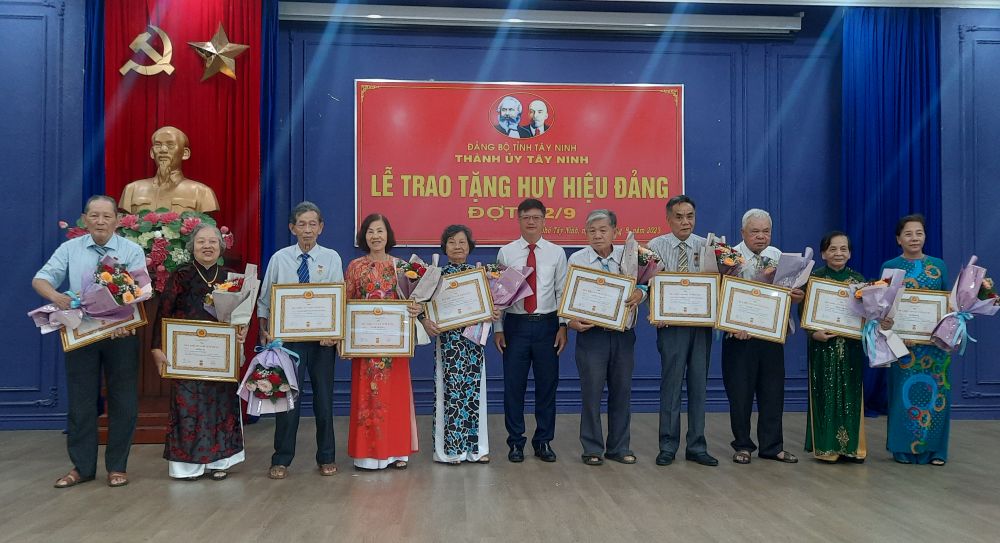 Ông Lê Minh Thế- Bí thư Thành uỷ trao Huy hiệu cho các đảng viên