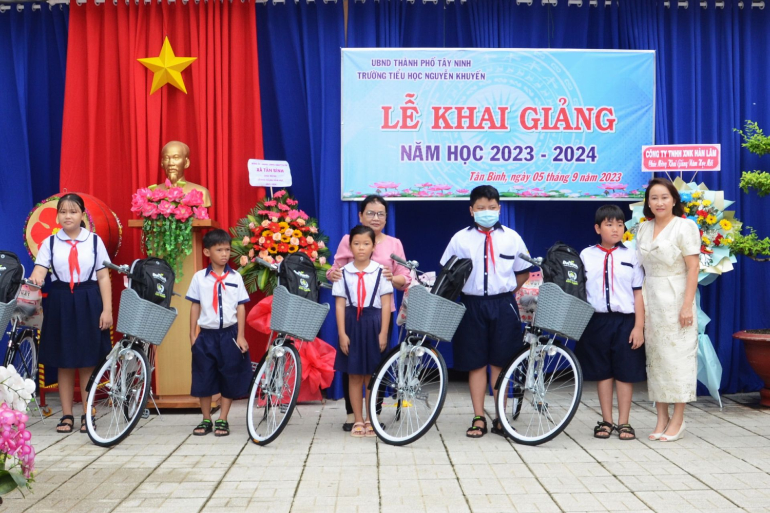 Bà Lê Thị Mai Huyền và lãnh đạo Hội Khuyến học thành phố Tây Ninh trao tặng xe đạp tại Trường tiểu học Nguyễn Khuyến