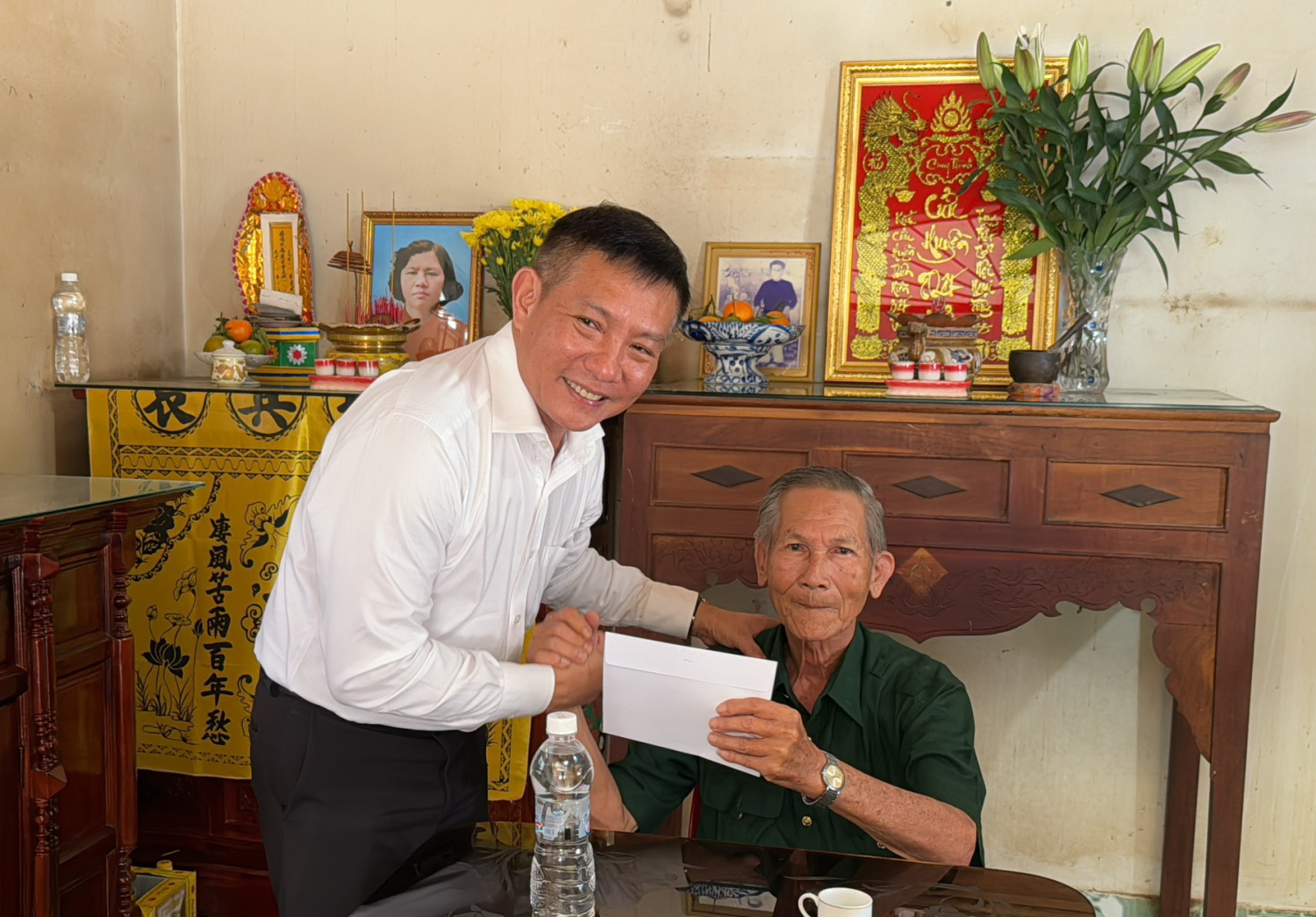 Lãnh đạo UBND thành phố Tây Ninh thăm, tặng quà gia đình chính sách