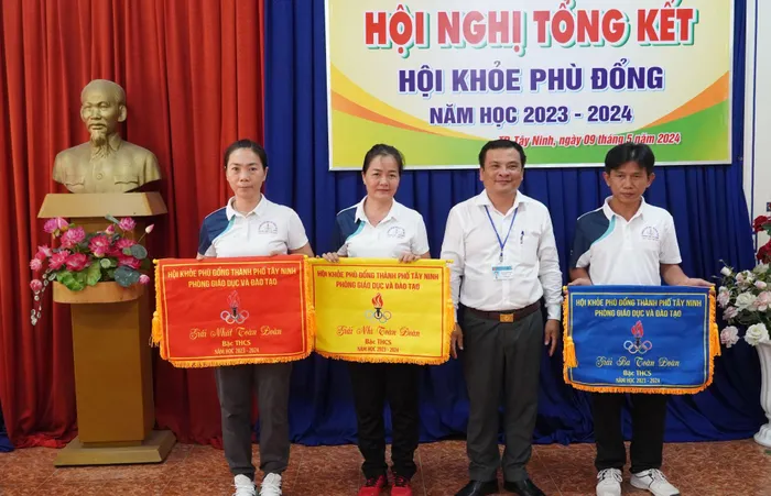 Ông Nguyễn Thanh Nghị- Trưởng phòng GD&ĐT Thành phố trao giải toàn đoàn cho các trường đạt thành tích cao trong Hội khỏe Phù Đổng