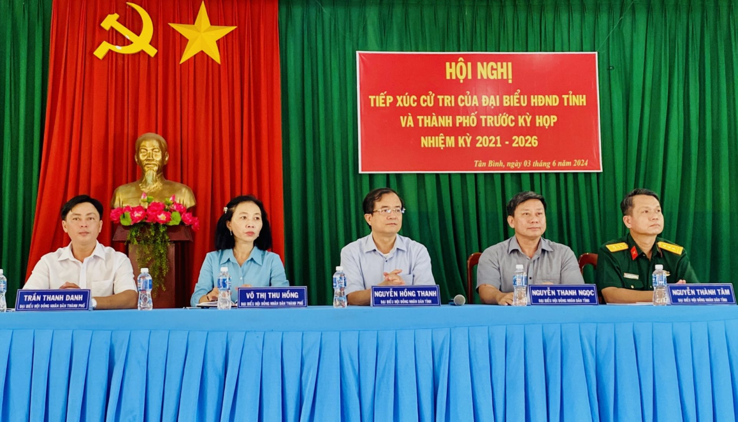 Ông Nguyễn Thanh Ngọc - Chủ tịch UBND tỉnh cùng các đại biểu HĐND tỉnh, thành phố tiếp xúc cử tri xã Tân Bình